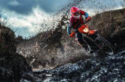 开云体育中国-红裙如焰，辛杜燃起的不仅是一场翻盘，更是一个时代的野心