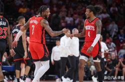 开云体育官方网站-开拓者惨遭76人逆转，利拉德30分无功而返