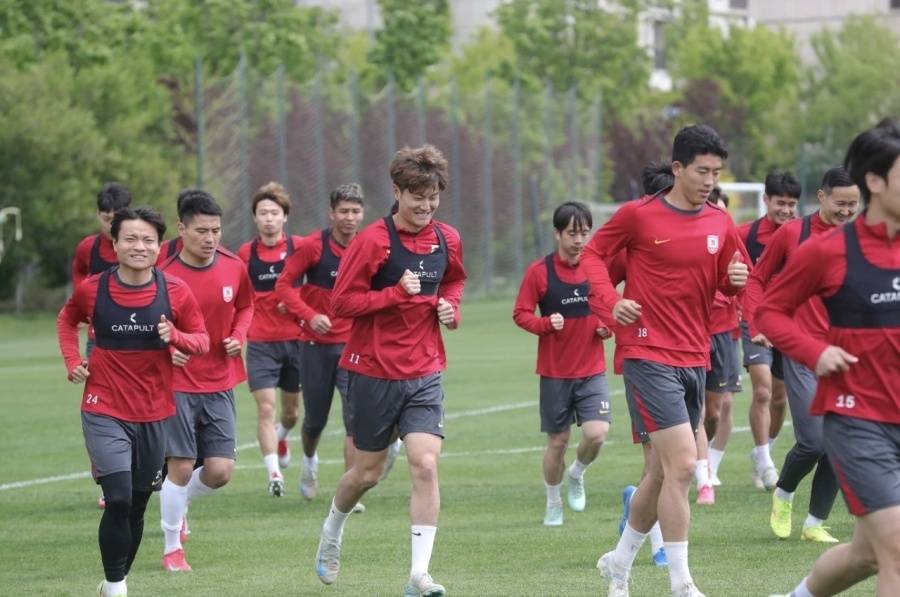包含长春亚泰球员获得家庭支持备战下一场的词条