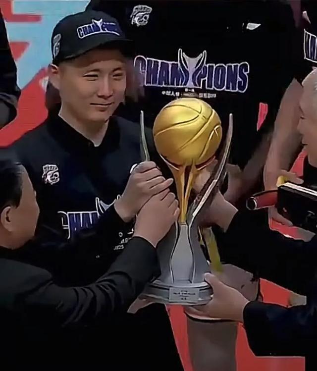 上海男篮豪取胜利，逆袭成功