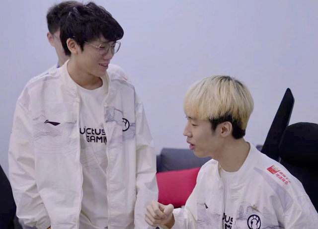 包含KT横扫FNC，Elk拿下关键大龙焦点之战成都决赛之夜，成为赛场最大亮点的词条