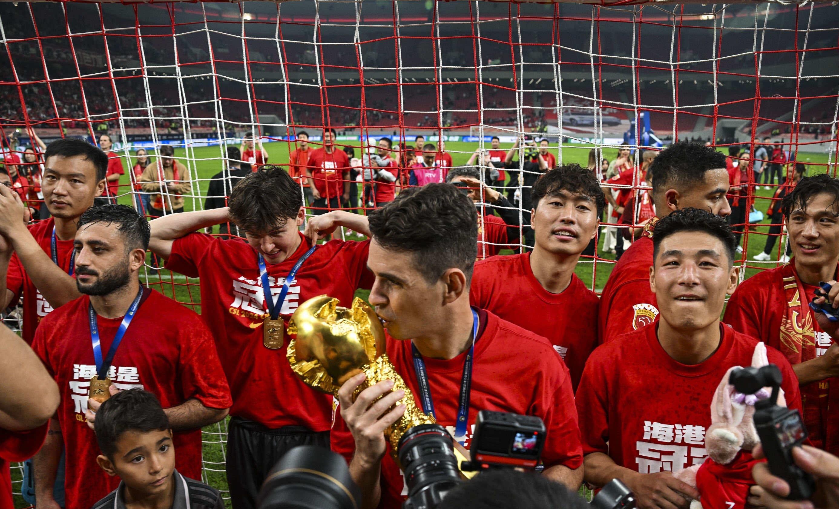 球队在国内联赛中争夺顶级荣耀