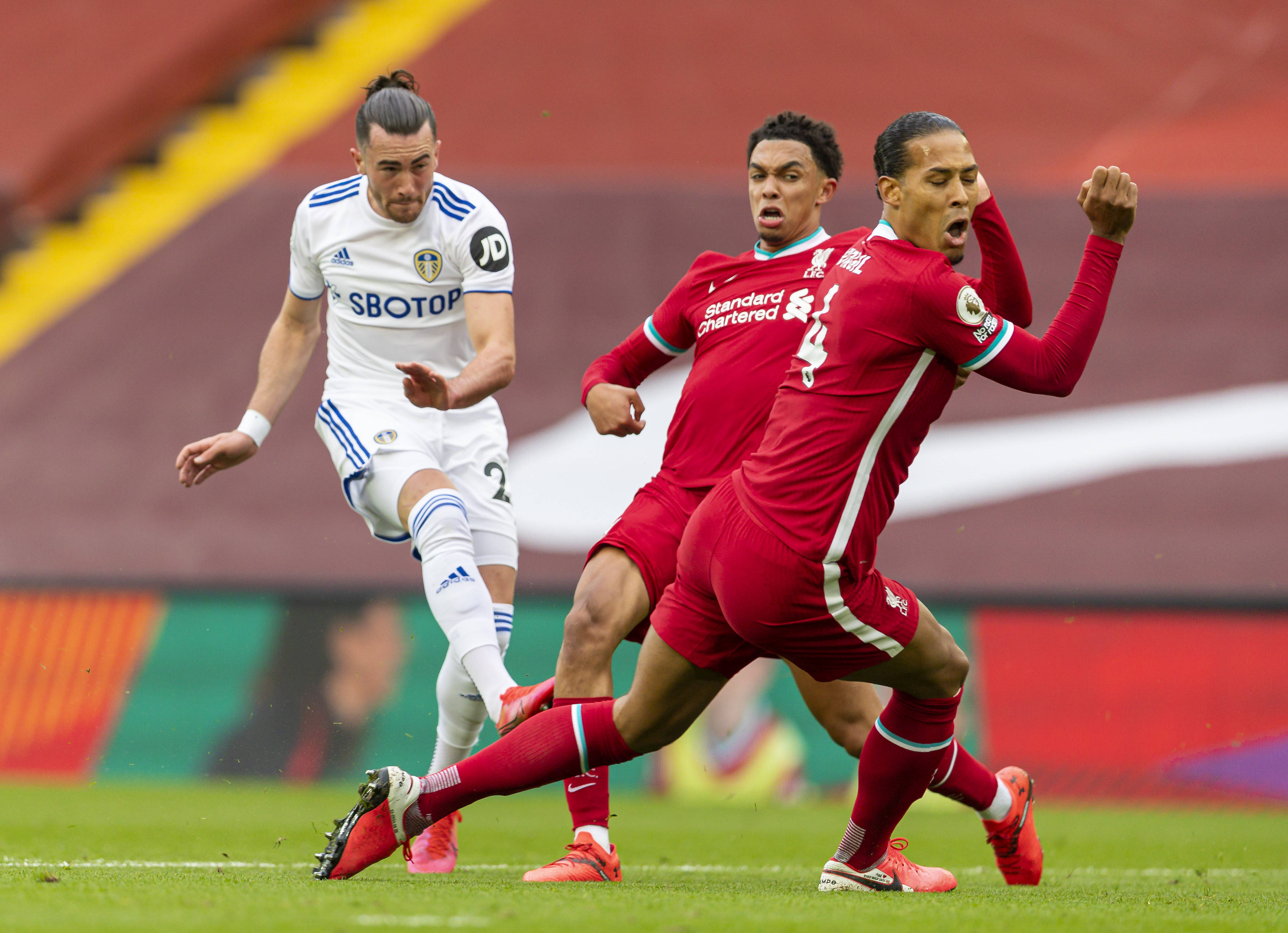 顶尖球队对决,场上比赛充满悬念,胜负难料 顶尖球队对决,场上比赛充满悬念,胜负难料