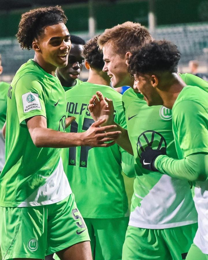 包含沃尔夫斯堡客场爆冷战胜柏林赫塔，提升排名的词条