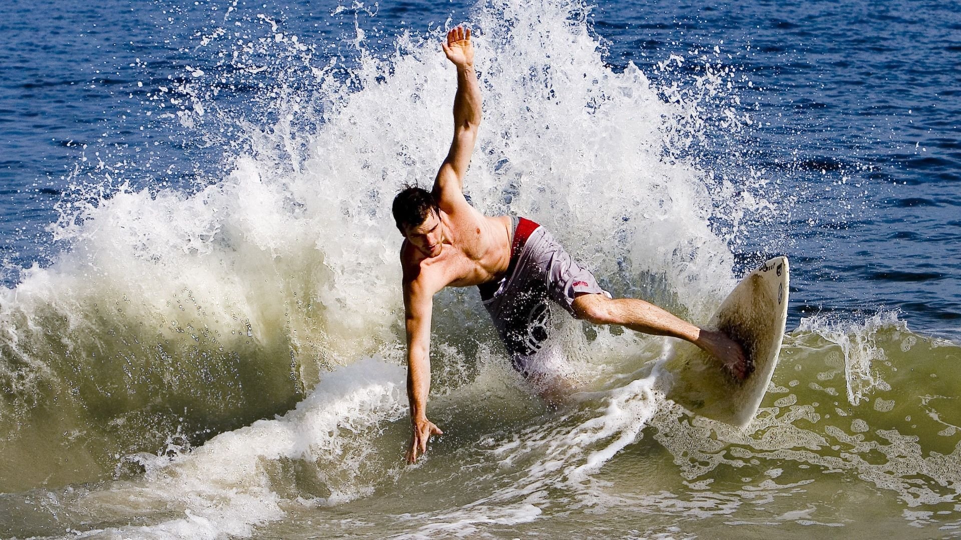 寒光一闪，奥利维耶的刀刃与洪都拉斯的雨夜