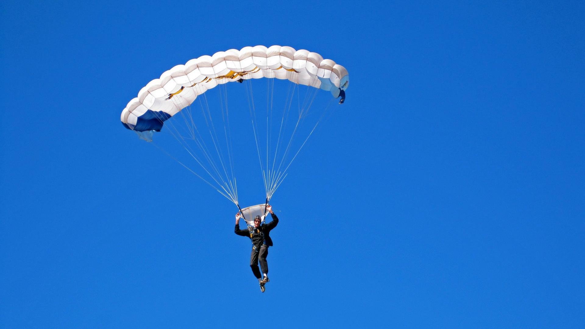 当东方巨龙在密尔沃基苏醒,锡安的生涯之夜与跨越篮球宇宙的对话