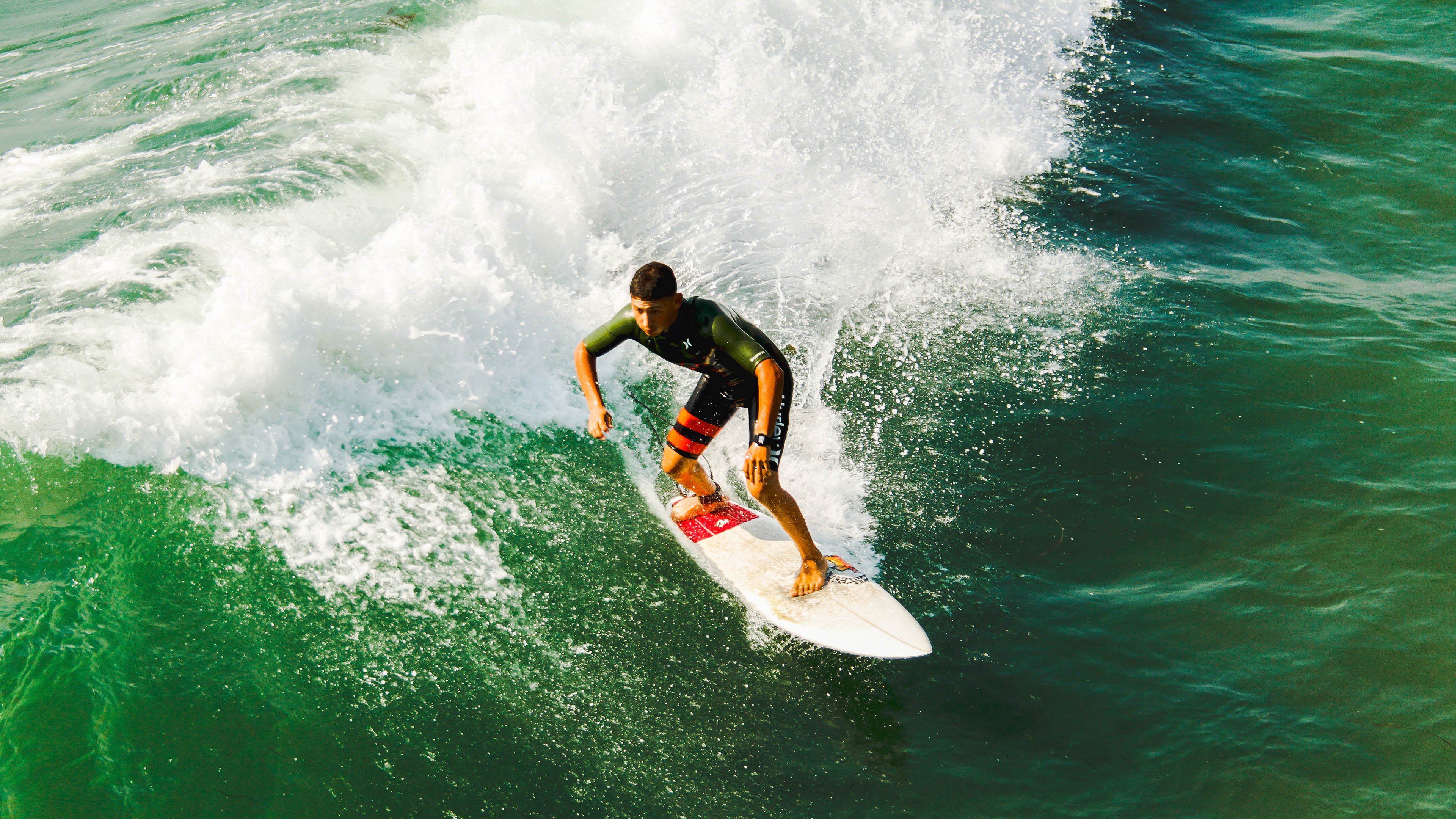 红裙如焰，辛杜燃起的不仅是一场翻盘，更是一个时代的野心