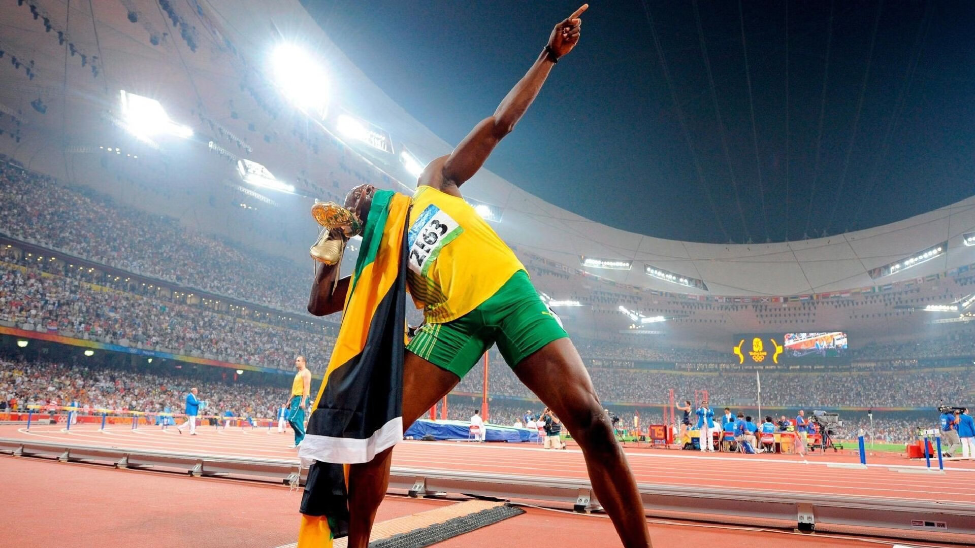 绝境孤勇，维斯塔潘单骑救主，红牛极限操作险胜法拉利双雄